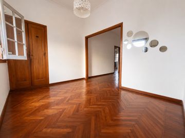 VENTA 3 AMB AMPLIO CON PATIO LUMINOSO EXC ESTADO