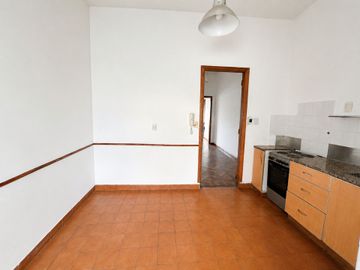 VENTA 3 AMB AMPLIO CON PATIO LUMINOSO EXC ESTADO