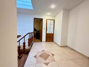 VENTA CASA 4 AMBIENTES, COCHERA 2 AUTOS MATADEROS