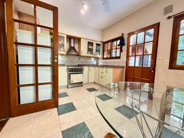 VENTA CASA 4 AMBIENTES, COCHERA 2 AUTOS MATADEROS