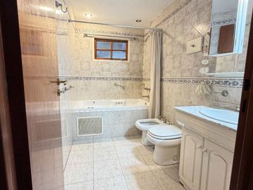 VENTA CASA 4 AMBIENTES, COCHERA 2 AUTOS MATADEROS