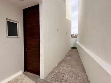 Casa en venta con recamara en planta baja frente a Sonterra Queretaro