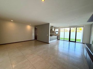 Amplio Departamento en Renta En Zibata, Planta Baja, Jardín Privado, Queretaro