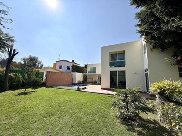 CASA EN VENTA EN JURICA CON ALBERCA Y RECAMARA EN PB, QUERETARO