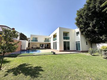 CASA EN VENTA EN JURICA CON ALBERCA Y RECAMARA EN PB, QUERETARO