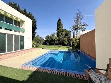 CASA EN VENTA EN JURICA CON ALBERCA Y RECAMARA EN PB, QUERETARO