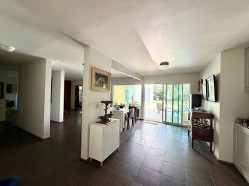 CASA EN VENTA EN JURICA CON ALBERCA Y RECAMARA EN PB, QUERETARO