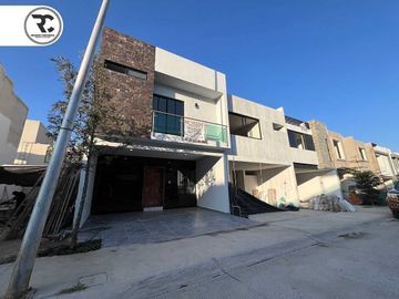 Se Renta Casa Amplia con Roof en Valdepeñas