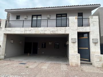 Privada Arco de Piedra/ Excelente Ubicación