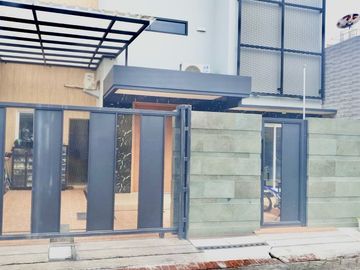 DIJUAL RUMAH SIMPANG DARMO PERMAI SELATAN 2LT 4KT FURNISH DEKAT TOL PAKUWON INDAH