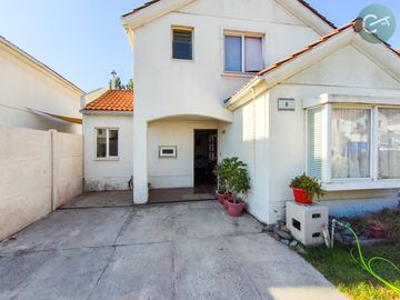 Casa en Venta en Condominio Cumbres de Nos, San Bernardo | 3 Dormitorios, 3 Baños, Jardín y Patio