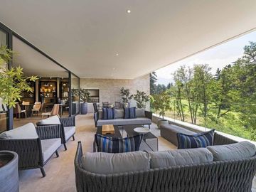 LUJOSO DEPARTAMENTO DÚPLEX CON JARDÍN