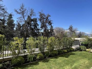 LUJOSO DEPARTAMENTO DÚPLEX CON JARDÍN