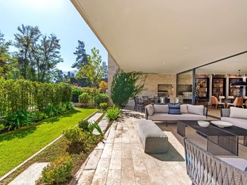 LUJOSO DEPARTAMENTO DÚPLEX CON JARDÍN