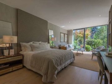 LUJOSO DEPARTAMENTO DÚPLEX CON JARDÍN