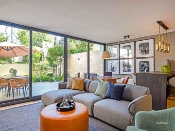 LUJOSO DEPARTAMENTO DÚPLEX CON JARDÍN