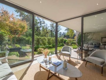 LUJOSO DEPARTAMENTO DÚPLEX CON JARDÍN