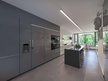 LUJOSO DEPARTAMENTO DÚPLEX CON JARDÍN