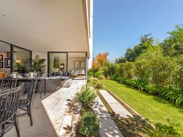 LUJOSO DEPARTAMENTO DÚPLEX CON JARDÍN