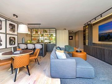LUJOSO DEPARTAMENTO DÚPLEX CON JARDÍN