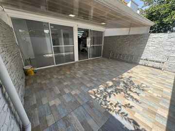 SE ALQUILA CASA MODERNA EN EL CASTILLO, DE 2 PLANTAS CON ACABADOS  DE LUJO EN JAMUNDI