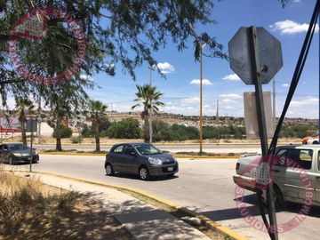 Terreno comercial en Renta, al Oriente, zona de crecimiento, alto flujo.