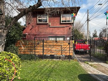 GRAN CASA ESQUINA A PASOS DE WALKER MARTINEZ