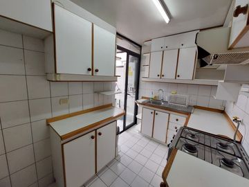 ARRIENDO AMPLIO 1 D 2 BAÑOS ESTACIONAMIENTO PROVIDENCIA