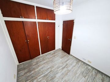 Venta Departamento 3 ambientes con Balcón y Patio. Zona Plaza Mitre