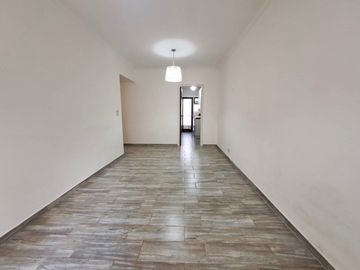 Venta Departamento 3 ambientes con Balcón y Patio. Zona Plaza Mitre