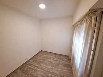 Venta Departamento 3 ambientes con Balcón y Patio. Zona Plaza Mitre