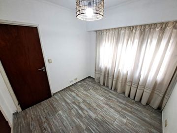 Venta Departamento 3 ambientes con Balcón y Patio. Zona Plaza Mitre