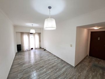 Venta Departamento 3 ambientes con Balcón y Patio. Zona Plaza Mitre
