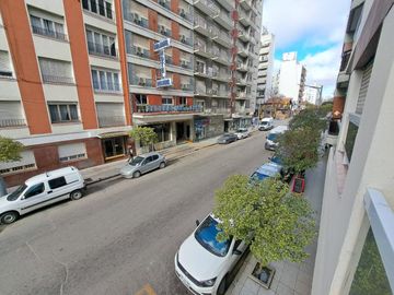 Venta Departamento 3 ambientes con Balcón y Patio. Zona Plaza Mitre