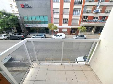 Venta Departamento 3 ambientes con Balcón y Patio. Zona Plaza Mitre
