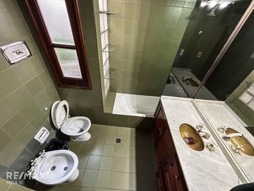 VENTA CASA 6 DORM B°CENTRO