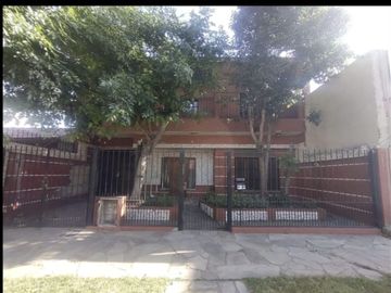CASA EN VENTA 4 AMBIENTES COCHERA LOMAS DE ZAMORA