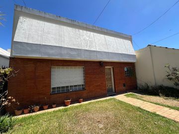 CASA 3 AMB VENTA EN BANBIELD CON JARDÍN Y COCHERA
