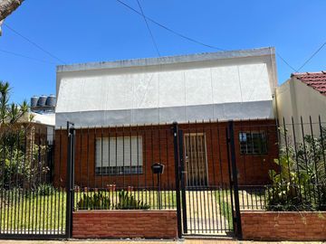 CASA 3 AMB VENTA EN BANBIELD CON JARDÍN Y COCHERA