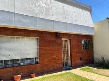 CASA 3 AMB VENTA EN BANBIELD CON JARDÍN Y COCHERA