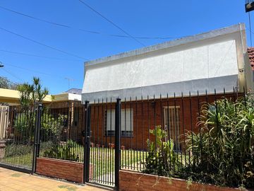CASA 3 AMB VENTA EN BANBIELD CON JARDÍN Y COCHERA