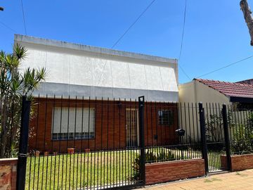 CASA 3 AMB VENTA EN BANBIELD CON JARDÍN Y COCHERA