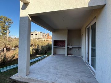 ALQUILER CASA tipo dúplex en CHIC VILLAGE PILAR