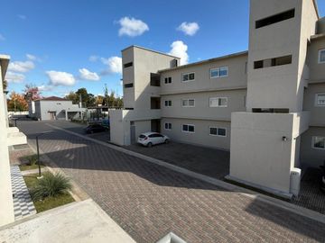 ALQUILER CASA tipo dúplex en CHIC VILLAGE PILAR