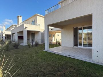 ALQUILER CASA tipo dúplex en CHIC VILLAGE PILAR