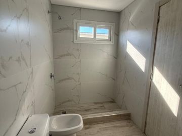 ALQUILER CASA tipo dúplex en CHIC VILLAGE PILAR