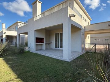 ALQUILER CASA tipo dúplex en CHIC VILLAGE PILAR