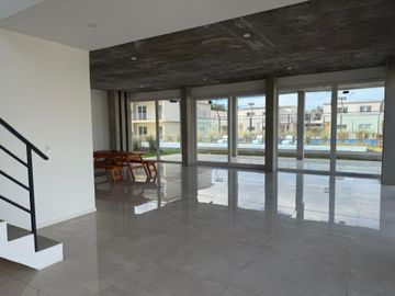 ALQUILER CASA tipo dúplex en CHIC VILLAGE PILAR