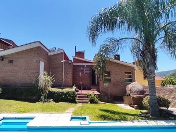 VENTA CASA 3 DORM PISCINA ESCRITURA CARLOS PAZ