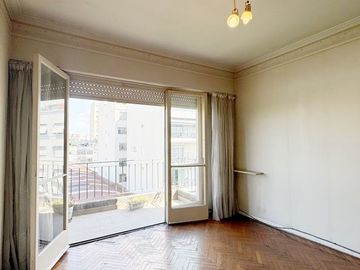 VENTA DPTO 4 AMB  CON TOILETTE Y BALCÓN EN FLORES